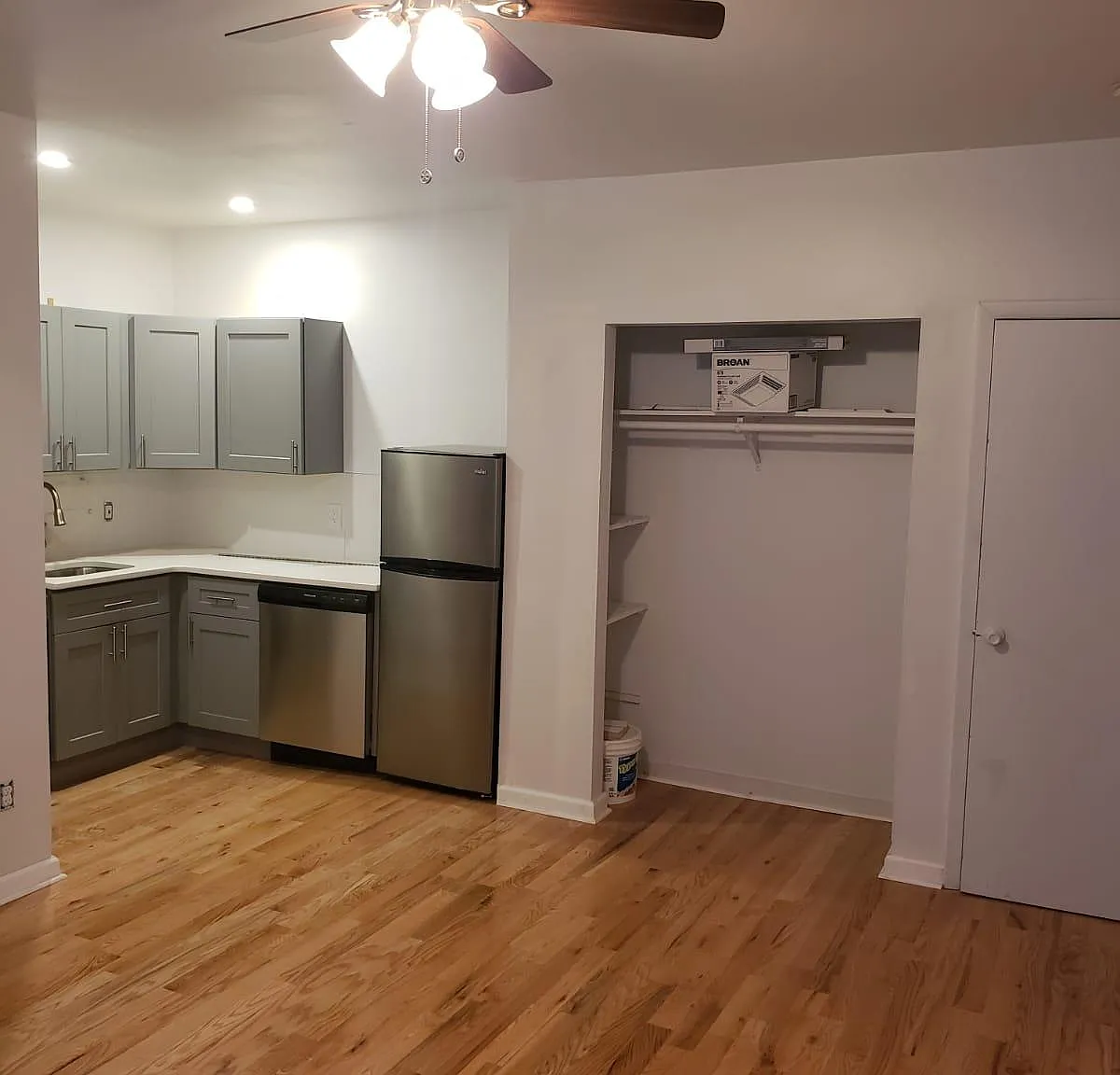 Studio, $850 — Photo 2