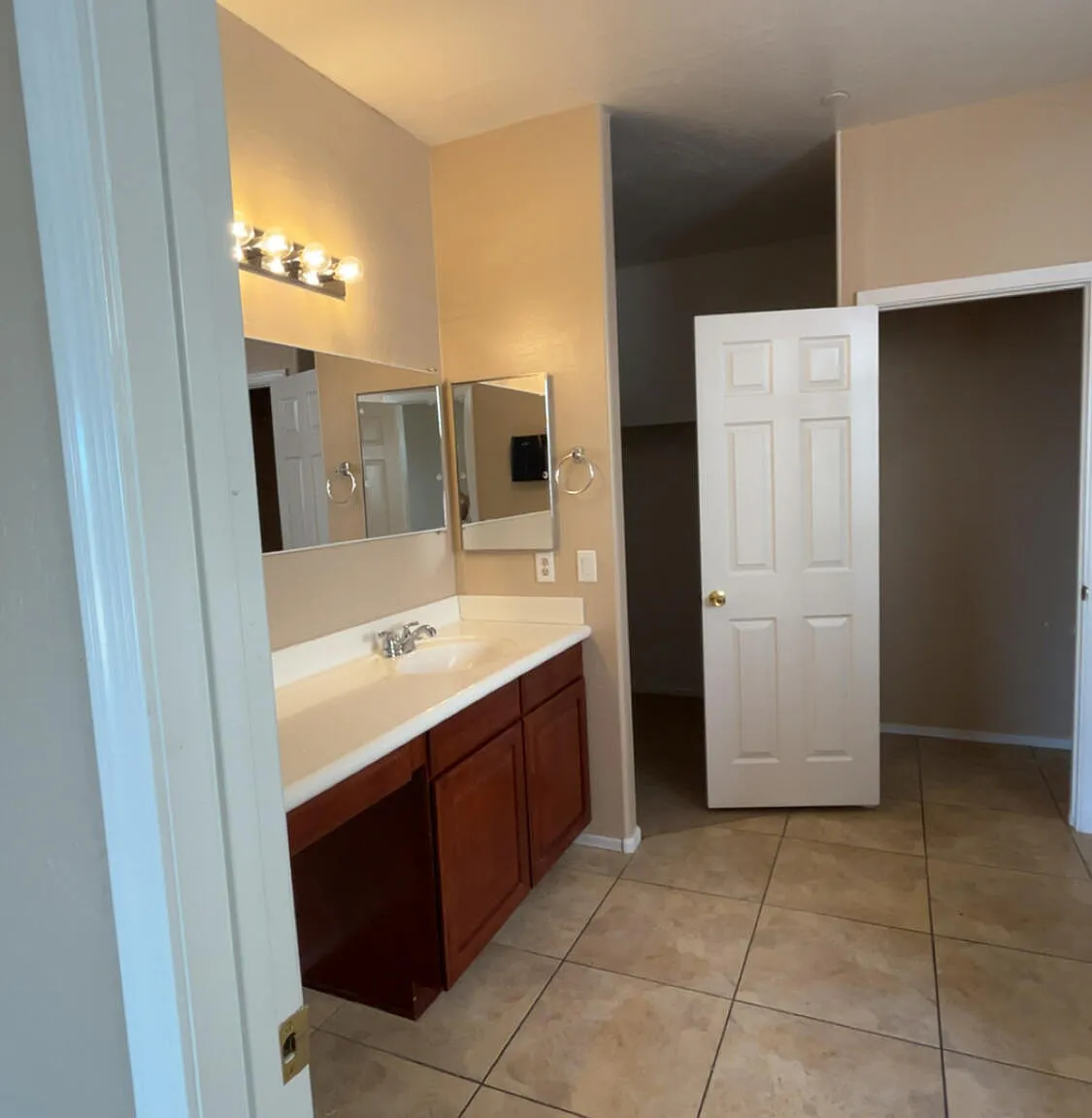 5 bed, 3.5 bath, 3926 sqft, $3,325 — Photo 3