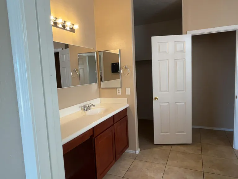 6037 S 30th Dr — Photo 3