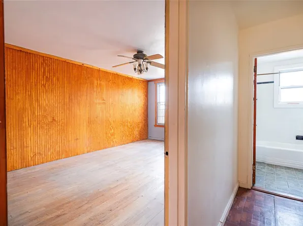 133-01 Booth Memorial Avenue image 6 of 20