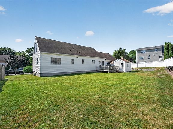 4th image of 79 Emerald Dr
