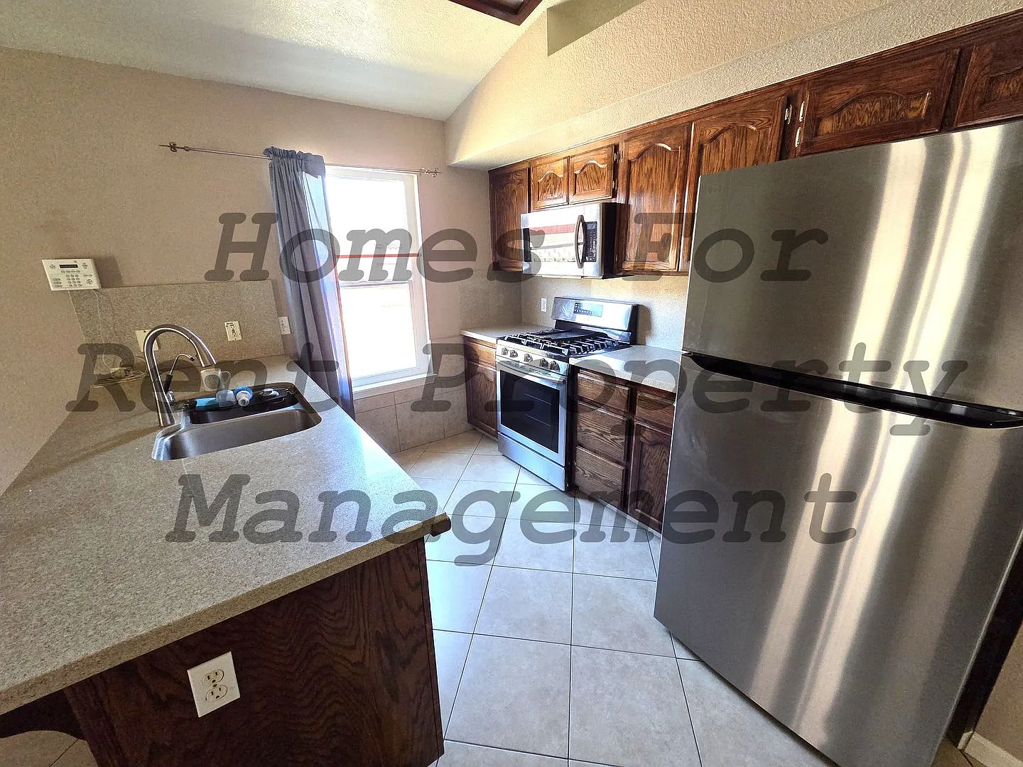 Beautiful 3 Bedroom 2 Bath Home — Photo 4