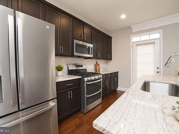 3rd image of 102 Vanguard Ln