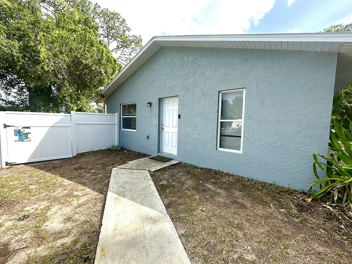 Building Photo - 5106 Sanibel Ave