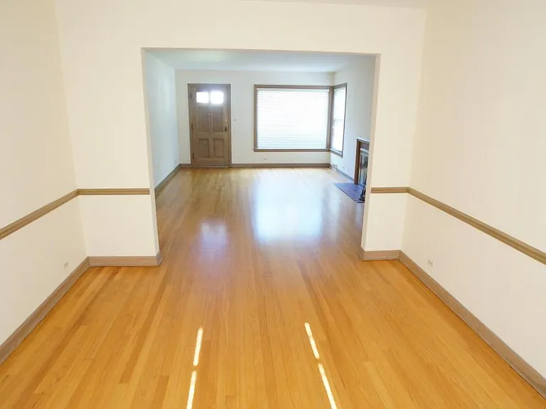 1229 Middlebury Ln — Photo 9