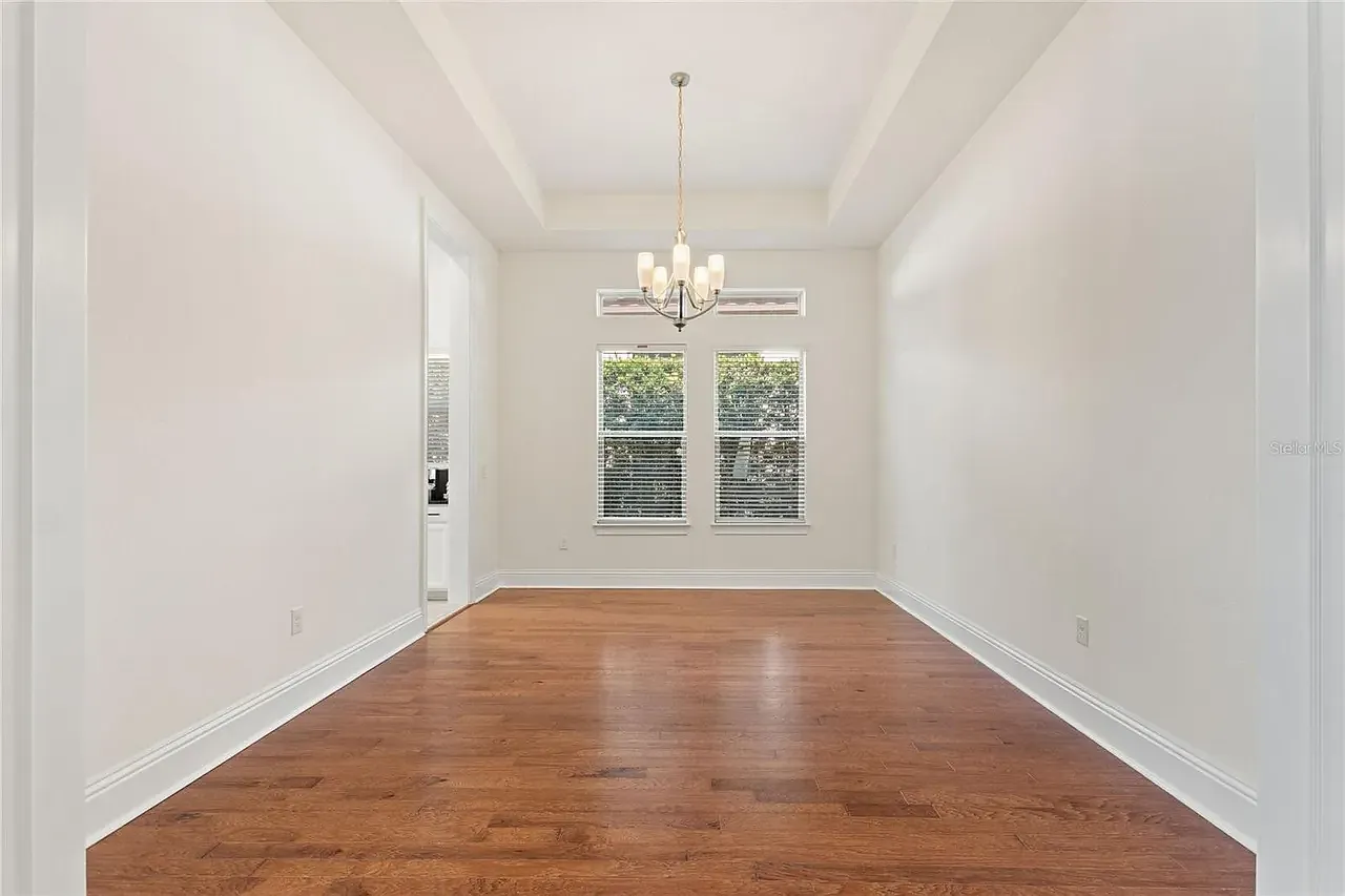 5 bed, 3982 sqft, $5,000 — Photo 2