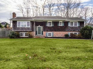26 Storyland Ln, East Setauket, NY 11733