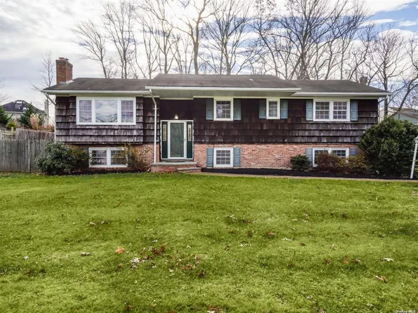 26 Storyland Ln, East Setauket, NY 11733