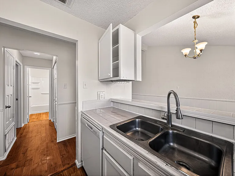 208 Bexar Dr — Photo 15
