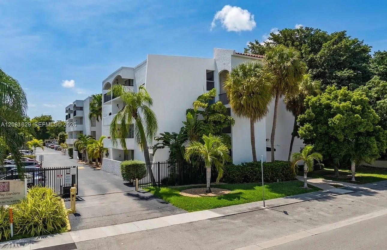 Coral Way Gardens Condo — Photo 3