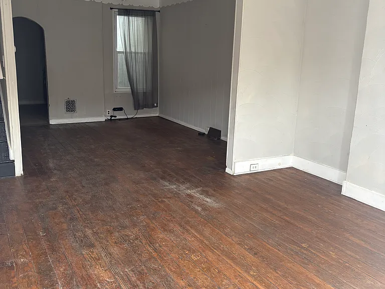 229 W Spruce St — Photo 4