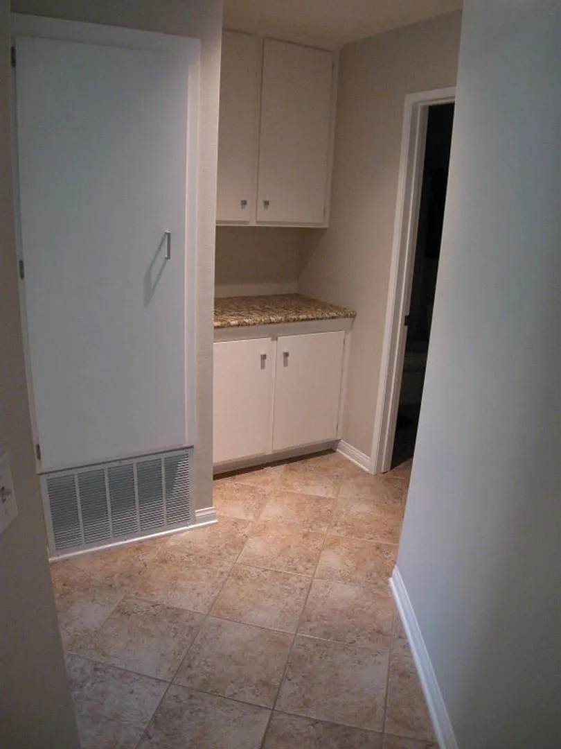Excellent downstairs 1 Bedroom, 1 Bath condo in The Glens — Photo 3