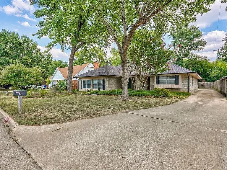 2531 Linden Ave — Photo 2