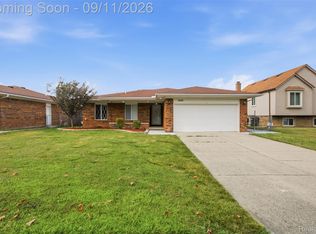 3465 Fox Hill Dr, Sterling Heights, MI 48310