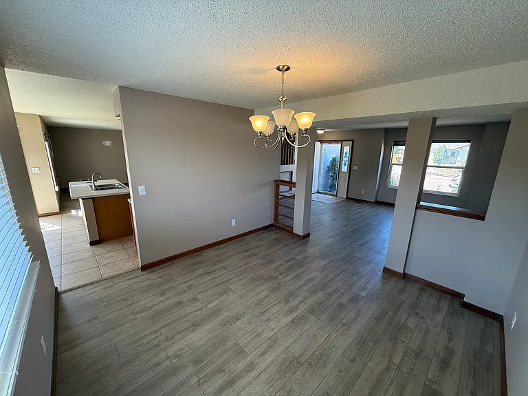 725 Pennington Dr — Photo 2