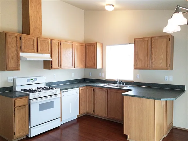 3 bed, 2.0 bath, 1100 sqft, $2,675 — Photo 2