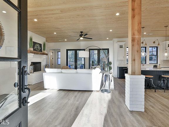 3rd image of 516 Pine Cir