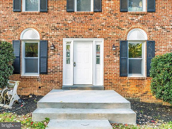 2nd image of 304 Loureiro Ln