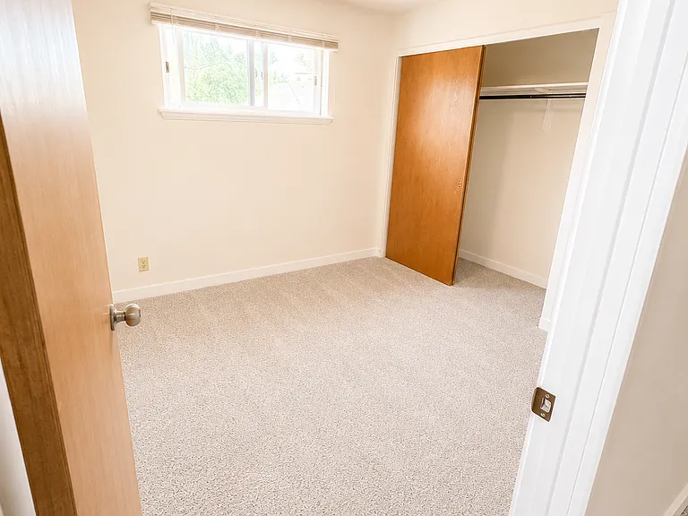 716 E Lewis St #B — Photo 3