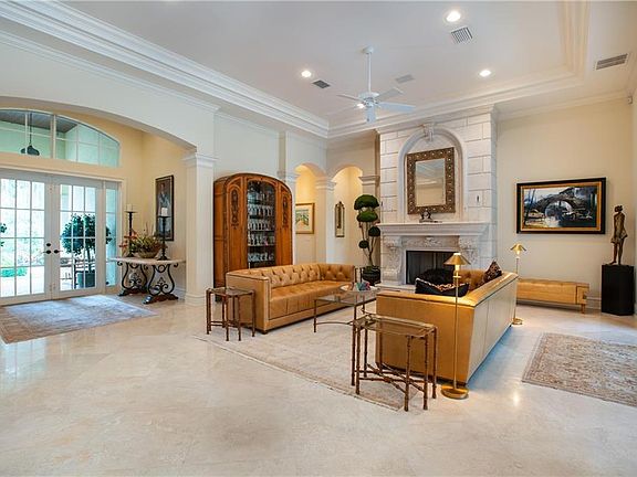 5th image of 221 Shores Dr