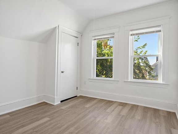 4th image of 33-35 Jackson St #2B-1Ba-950Sqft