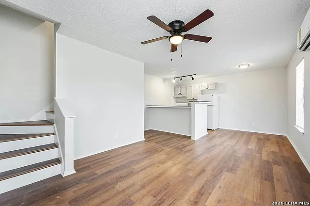131 Elsie Ave #301 — Photo 3