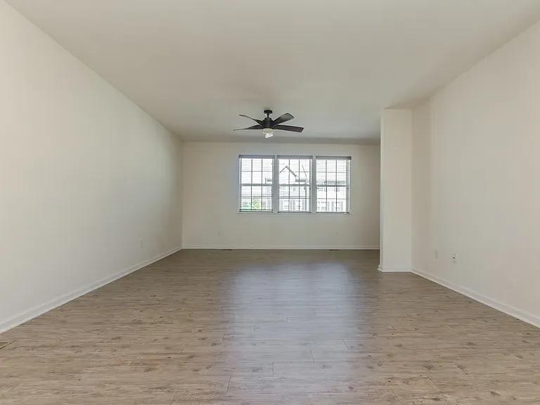 172 Drexel Ct — Photo 9