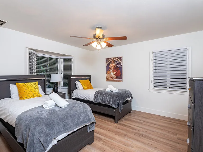 307 S La Peer Dr — Photo 11