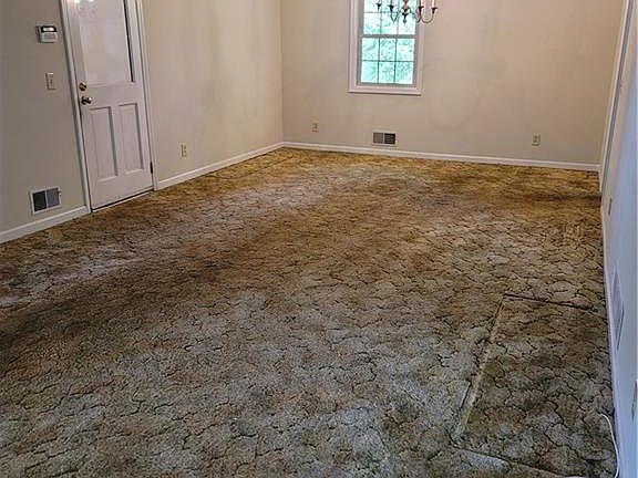 4th image of 2212 Colonial Cir