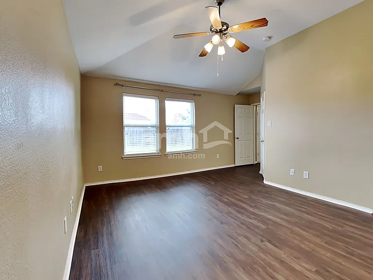 925 Hawthorne Rd — Photo 8