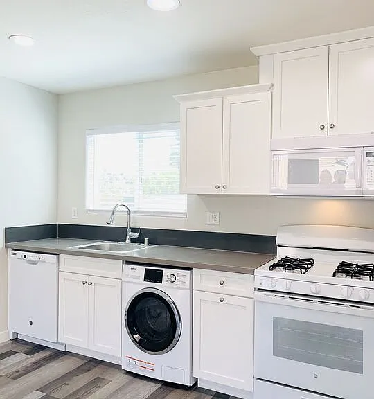 1163 N Raymond Ave #6 — Photo 4