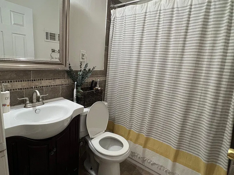 1611 Bainbridge St #1 — Photo 5