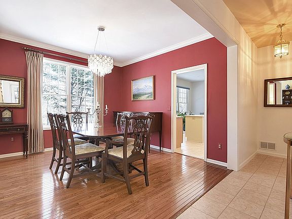 3rd image of 32 Whalen Ct