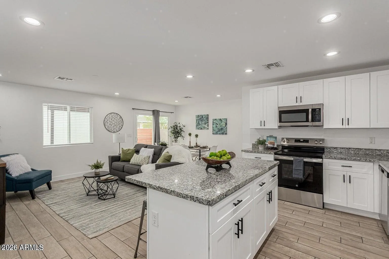 3 bed, 2.0 bath, 1007 sqft, $1,850 — Photo 3