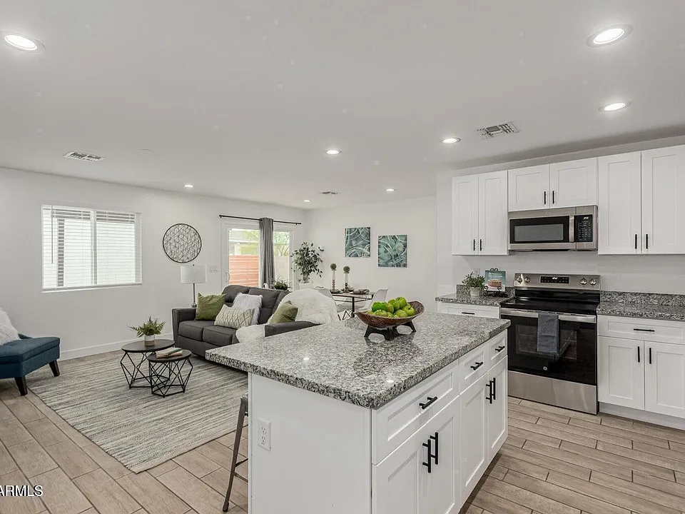 1934 E Carver Dr