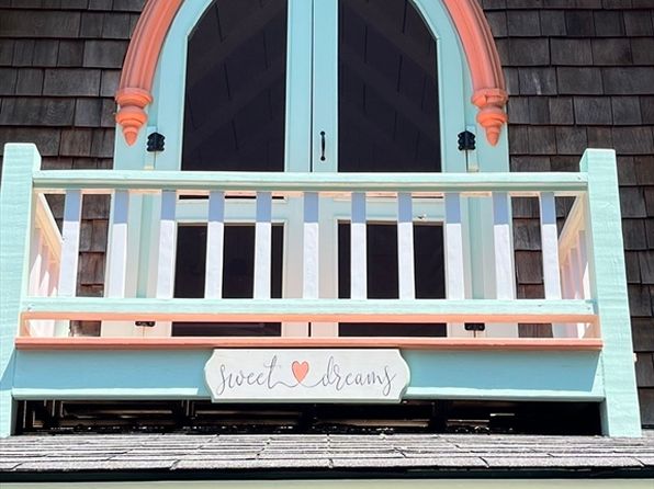 2 Fisk Ave, Oak Bluffs, MA 02557