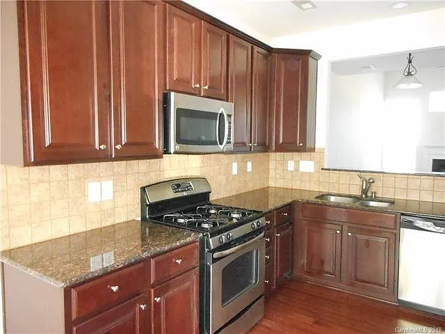 3 bed, 2.5 bath, 2200 sqft, $2,400 — Photo 4