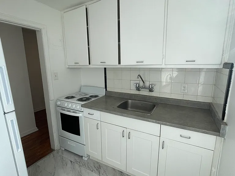 2407 Lake Shore Blvd W #4 — Photo 9