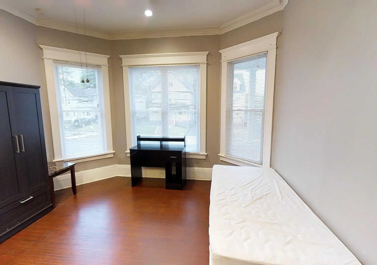Studio, 1015 sqft, $1,125 — Photo 1