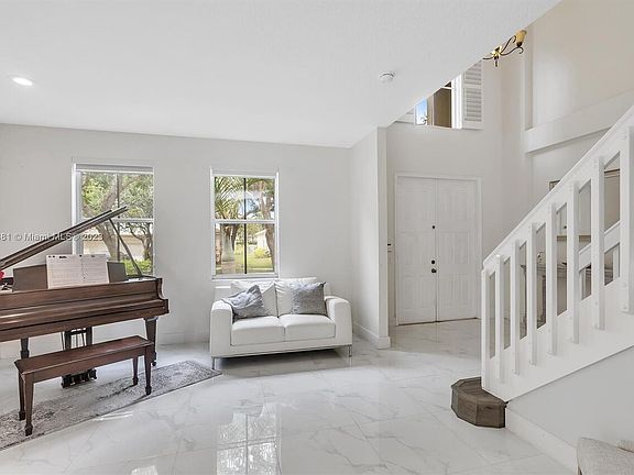 3rd image of 4059 Pinewood Ln