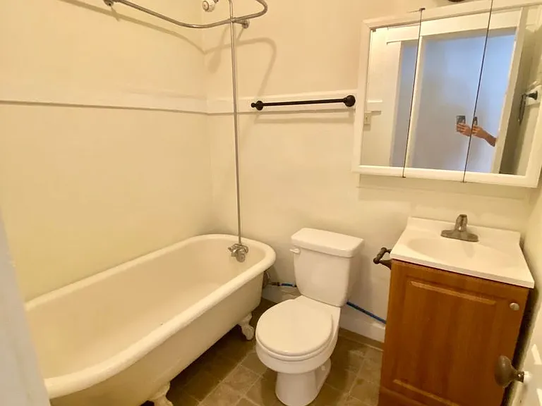 Regis Apartments — Photo 27