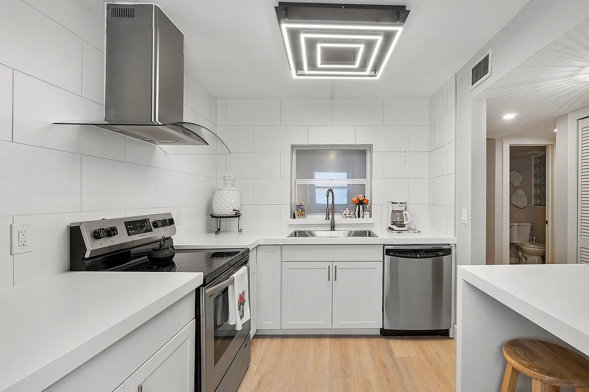 Building Photo - 2805 SW 22nd Ave #104