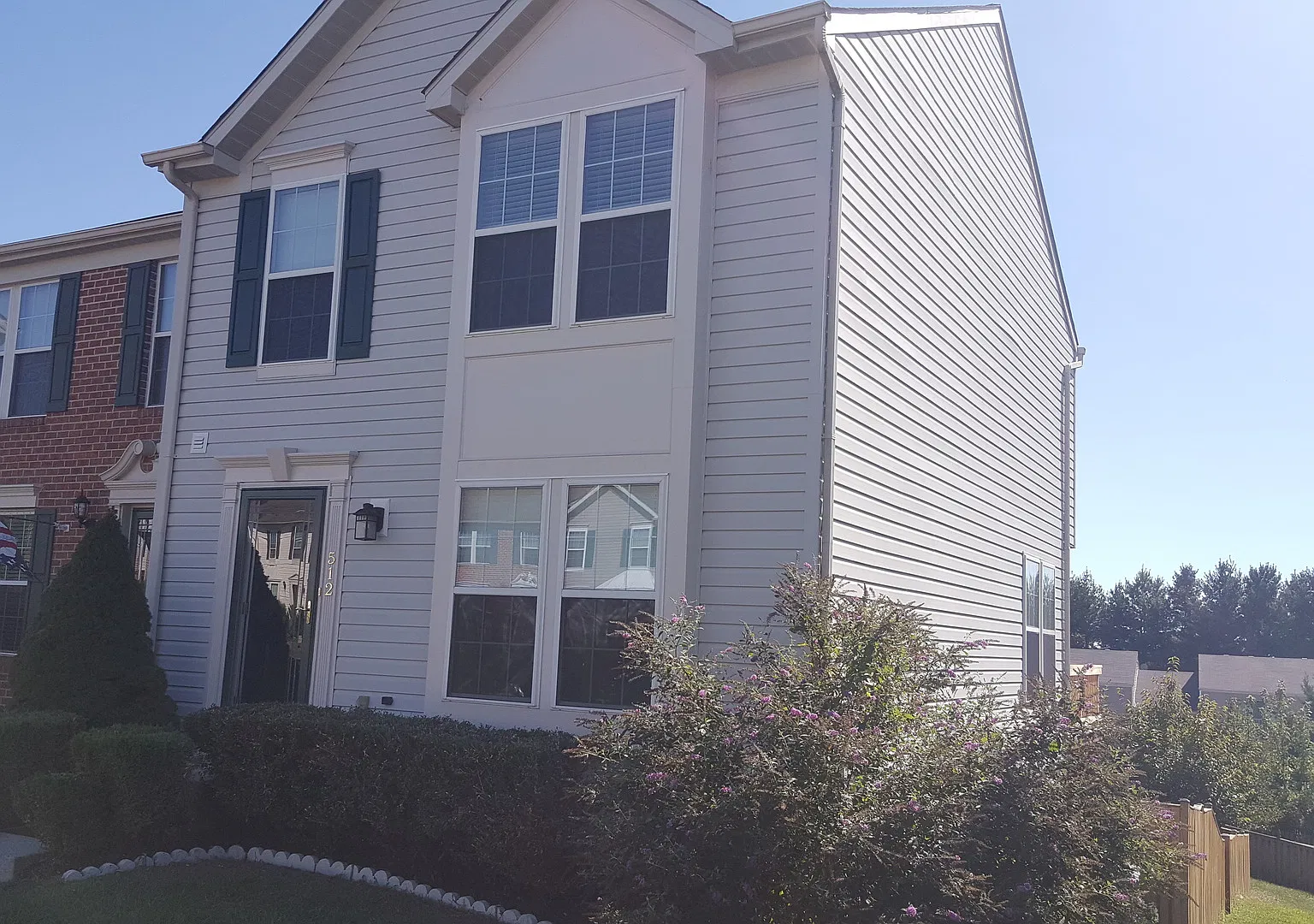 Stunning 3 Bedroom, 2.5 Bathroom End-of-Group Townhome in Abingdon! — Photo 1