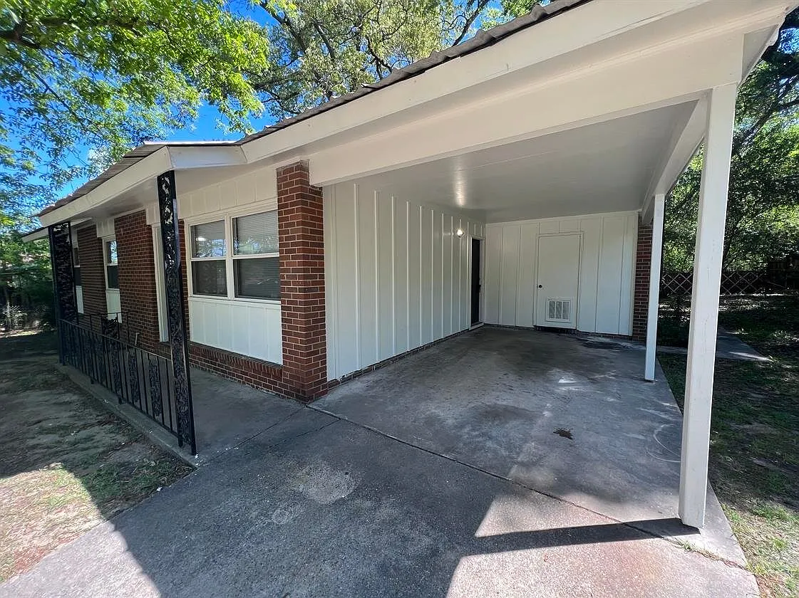 710 Greenbrier Dr — Photo 2