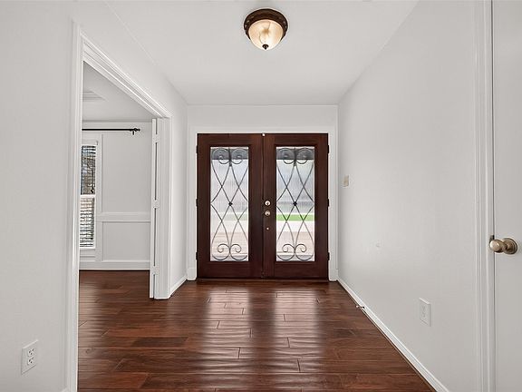 3rd image of 822 Merrick Dr