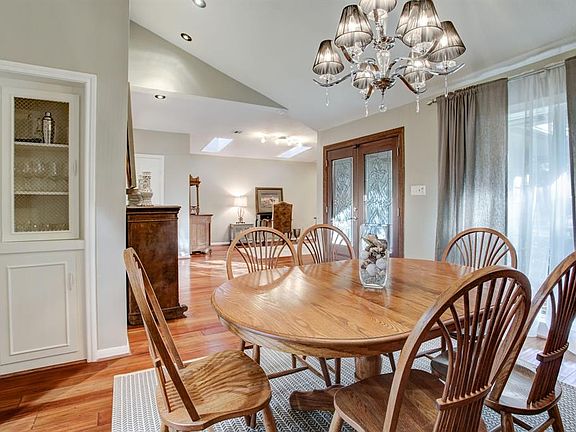 4th image of 10118 Holly Springs Dr