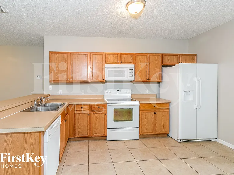 927 Cannes Dr — Photo 5