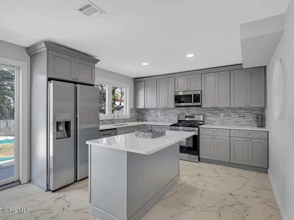 1143 Roe Ave #1143