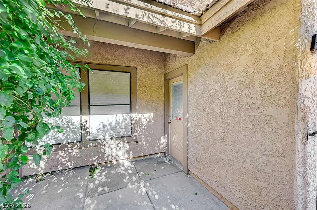 3 bed, 3.0 bath, 1476 sqft, $1,950 — Photo 2