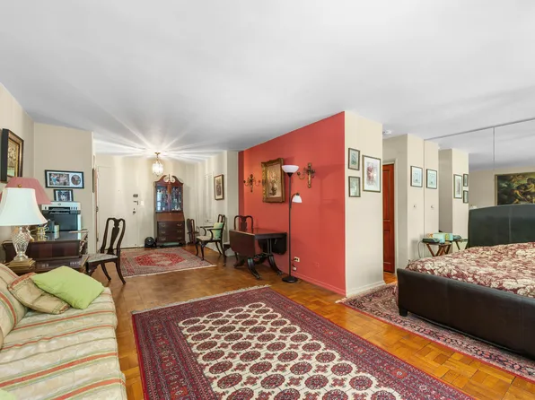 411 East 57th Street 2F image 2 of 10